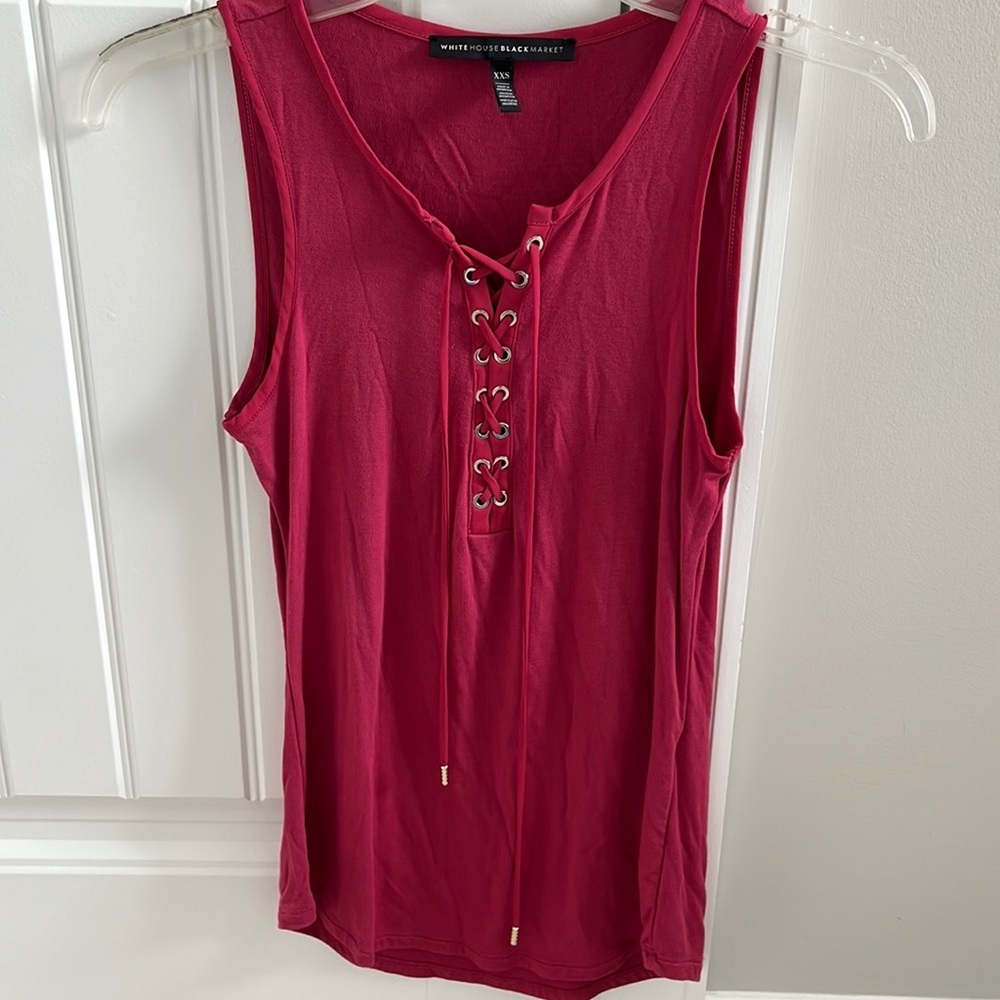 Closet clear out! 🎉White House Black Market Top. 88% of retail final price.
